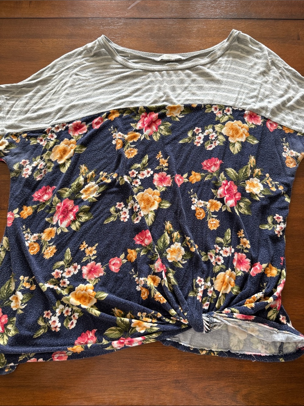 Veveret Floral Navy and Gray Women's Short-Sleeve Knot Hem Top size 1X